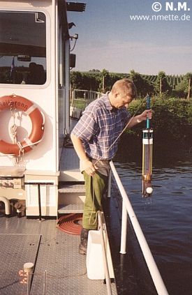 Nikolai Mette steht mit Sonde auf einem Boot des WSA.